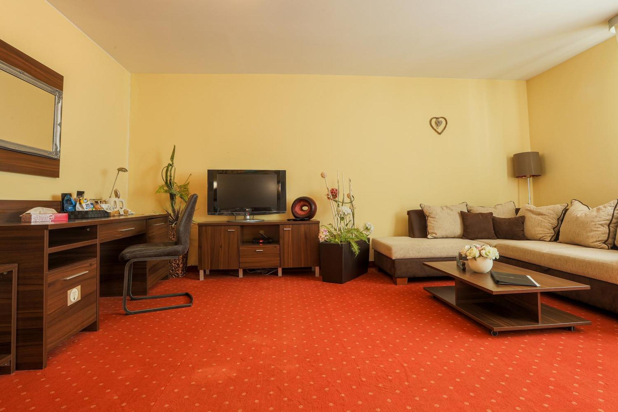 Grand Hotel Senica, Garni Bagian luar foto