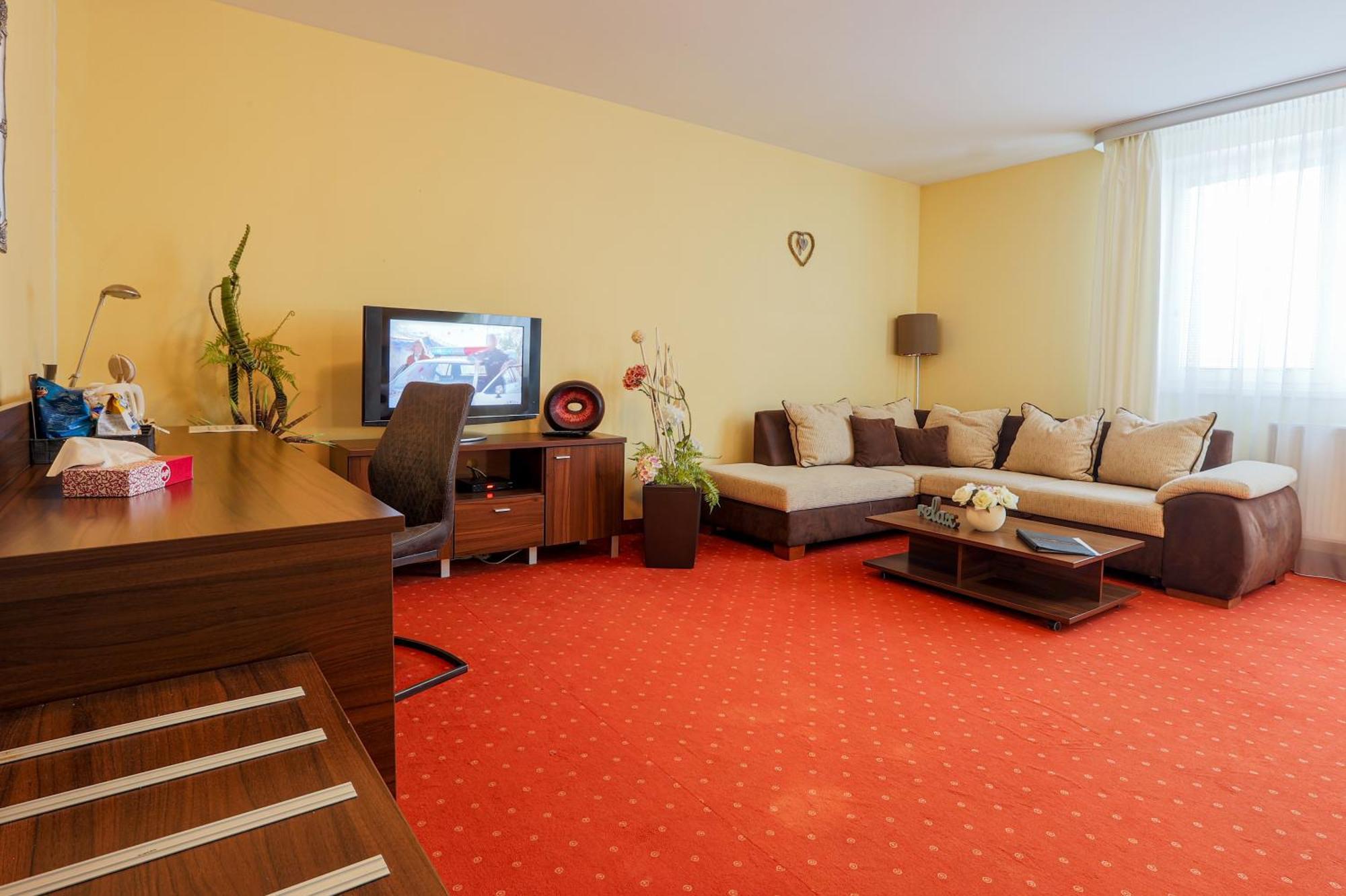 Grand Hotel Senica, Garni Bagian luar foto