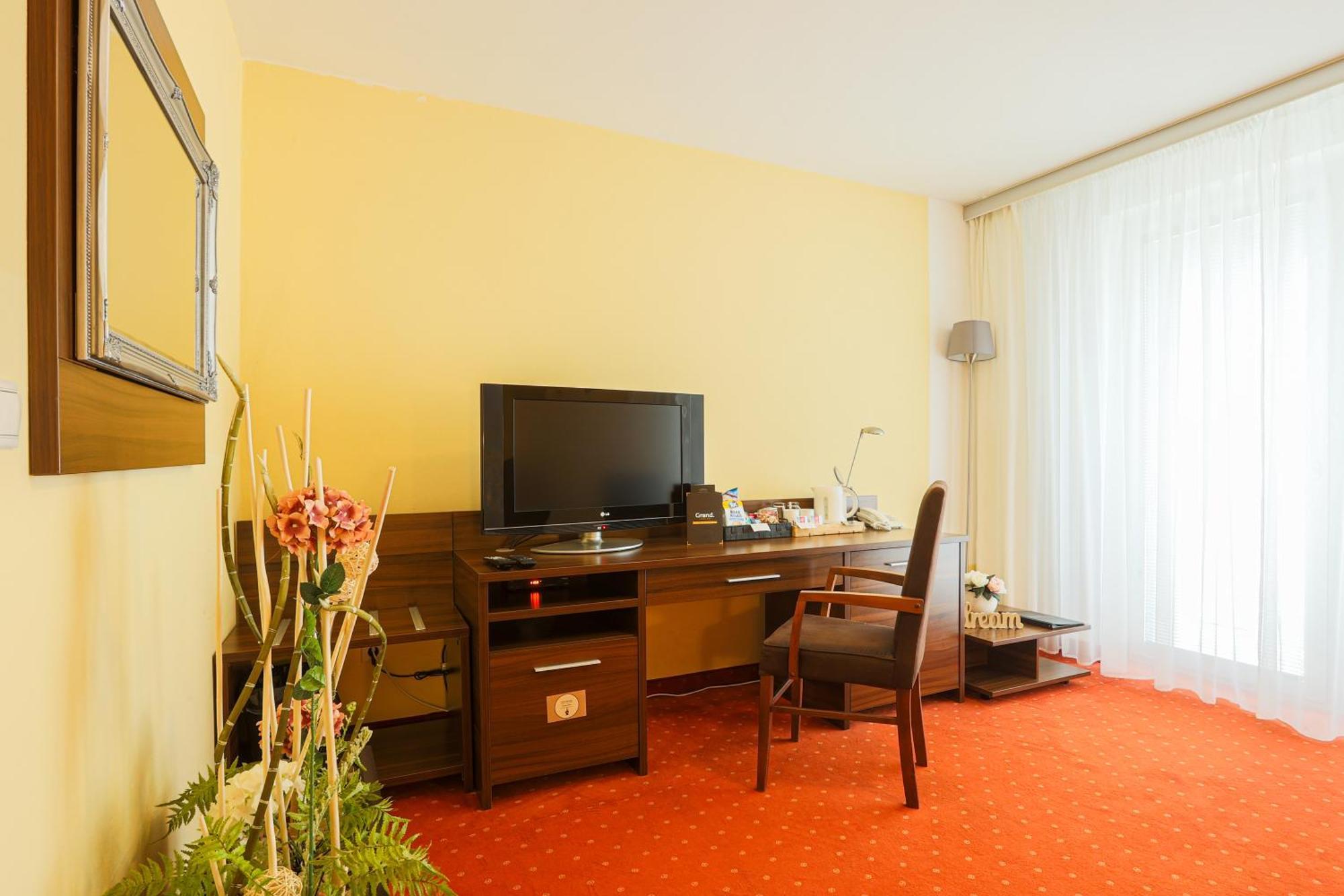 Grand Hotel Senica, Garni Bagian luar foto