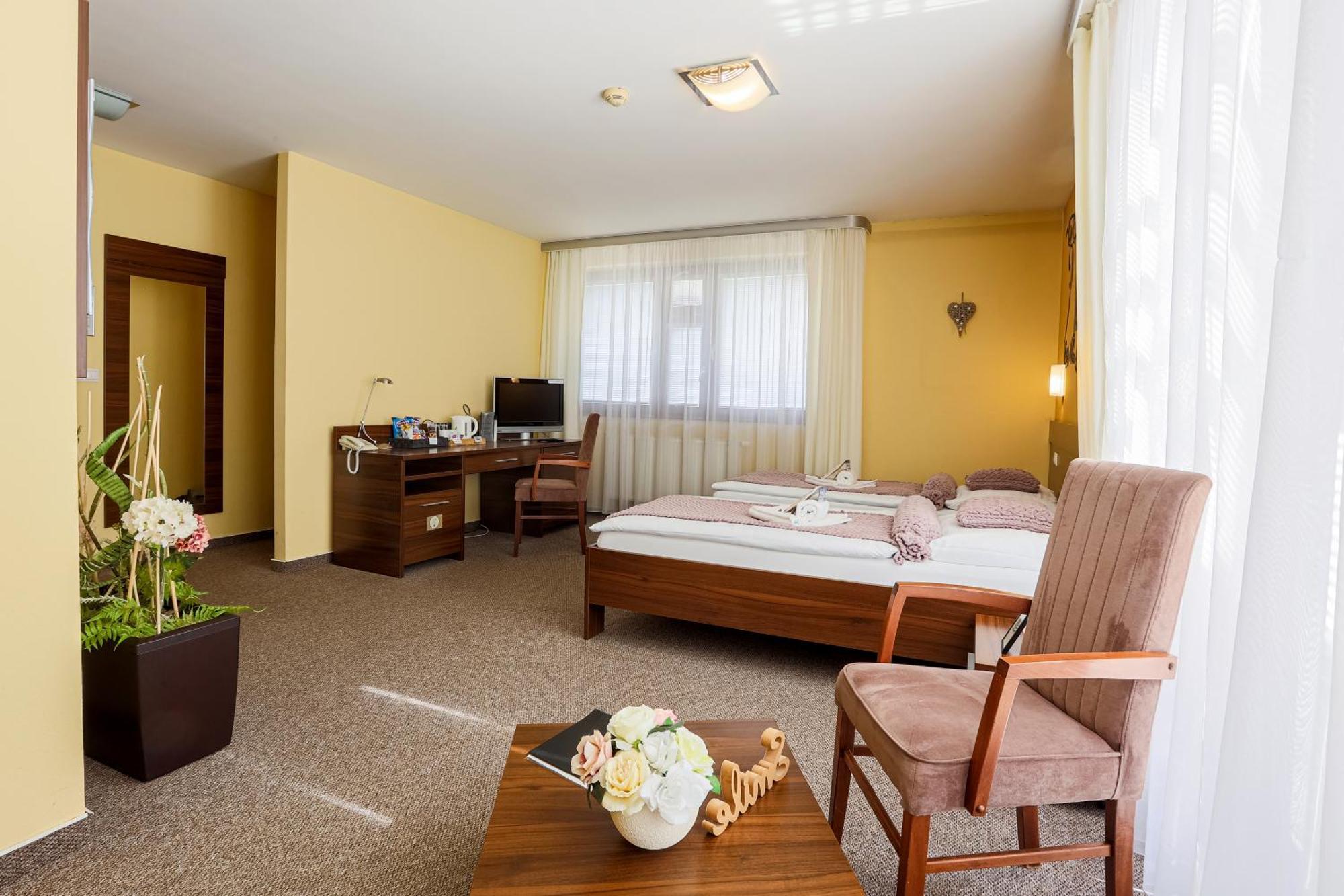 Grand Hotel Senica, Garni Bagian luar foto